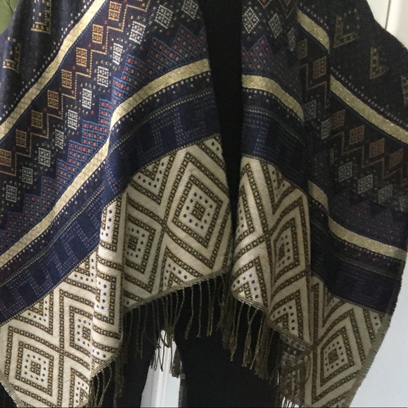 Reversible Cape with diamond pattern fringe - Picture 3 of 11